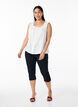 Ermeløs bluse med broderi anglaise og volanger, Vanilje, Model image number 1