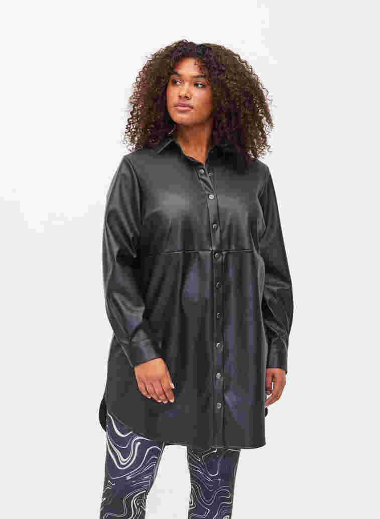 Lang skjorte i imitert skinn, Black, Model