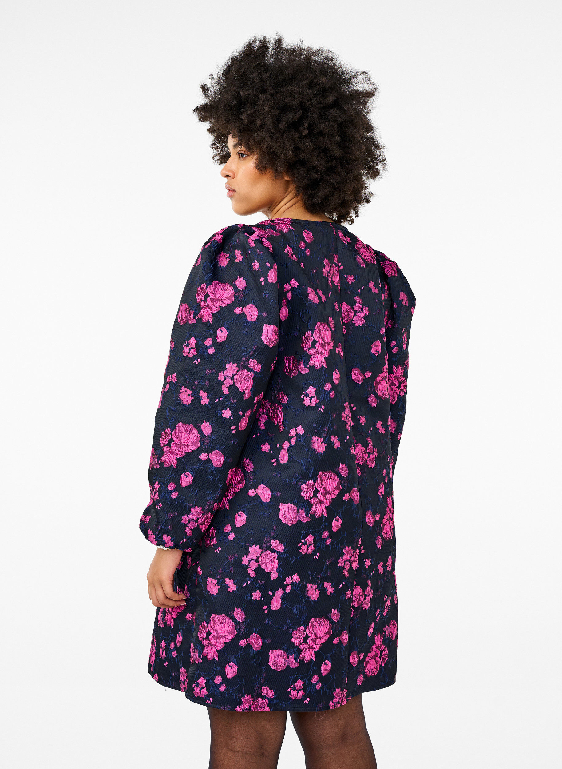 Zizzi Kort jacquard kjole med lange ermer, Black w. Red Rose, Model image number 1