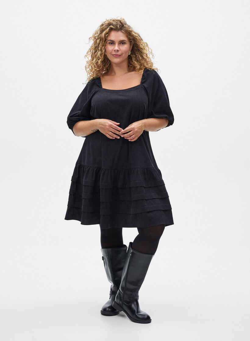 Kort cordfløyelskjole med firkantet halslinje, Black, Model