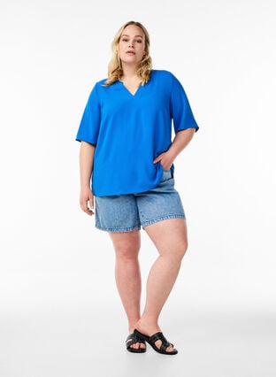 Zizzi Kortermet bluse med V-hals, Blå, Model image number 1