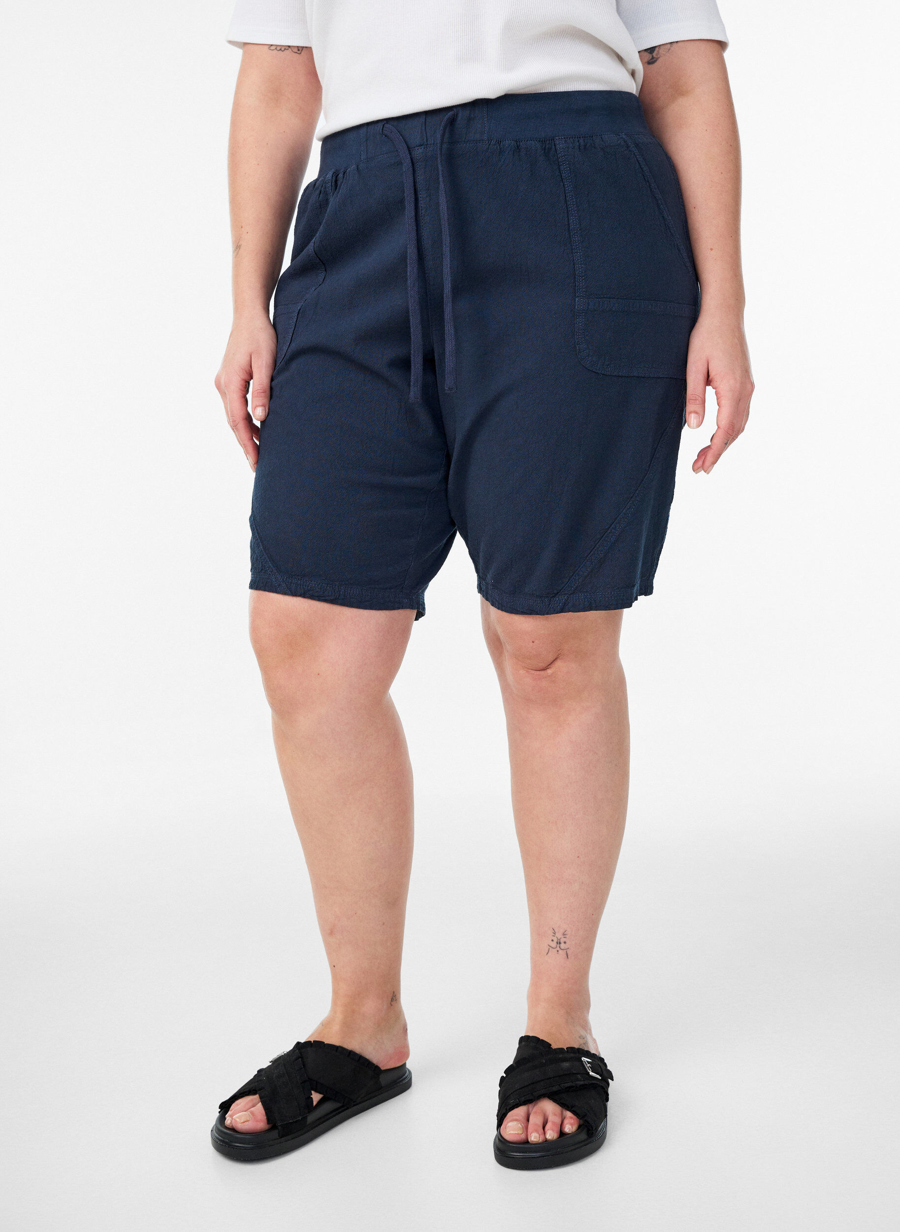 Zizzi L&oslash;s shorts av bomull med lommer, Bl&aring;, Model image number 3