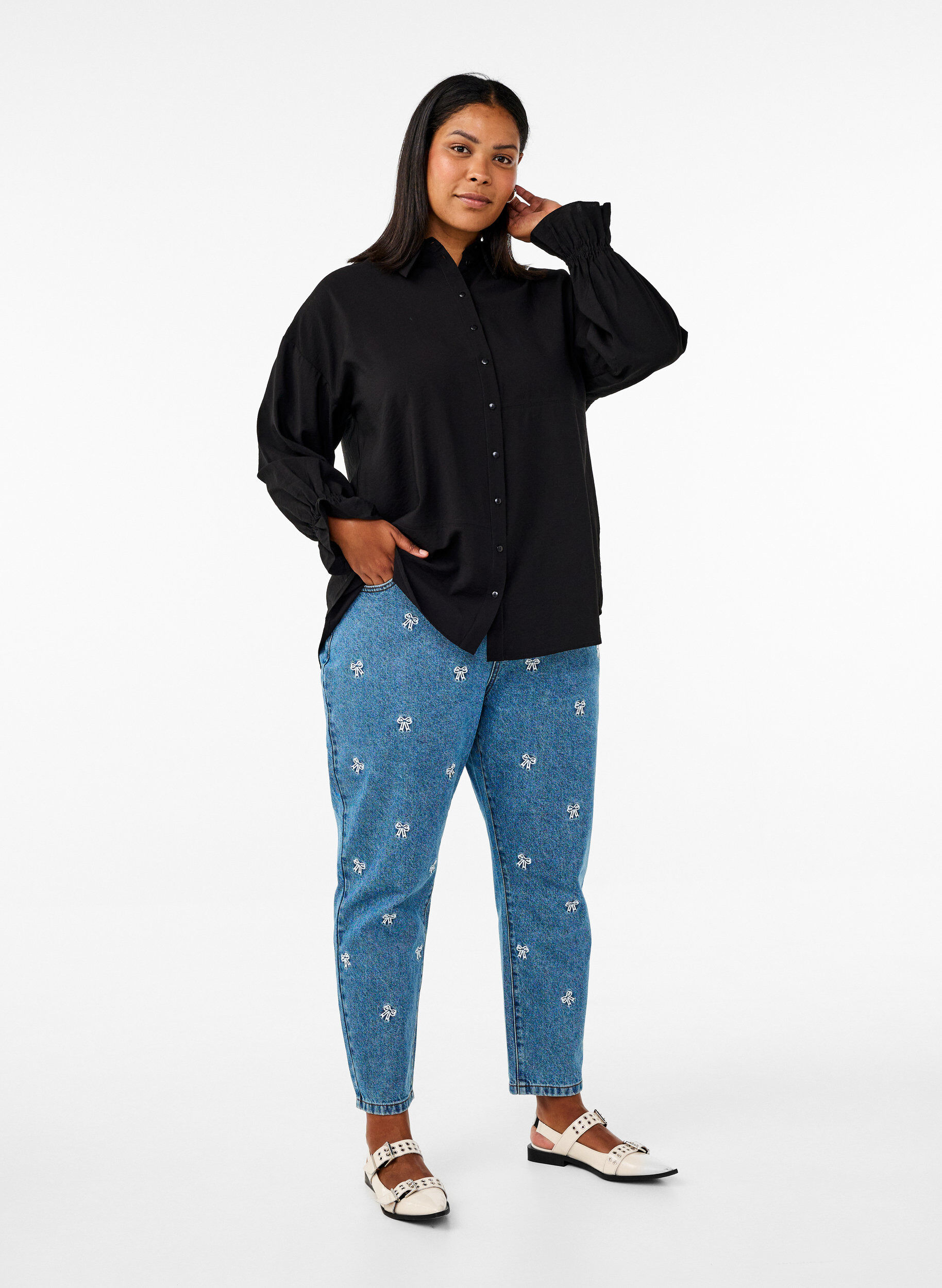 Zizzi Skjorte med lange ermer og volangdetaljer, Svart, Model image number 1