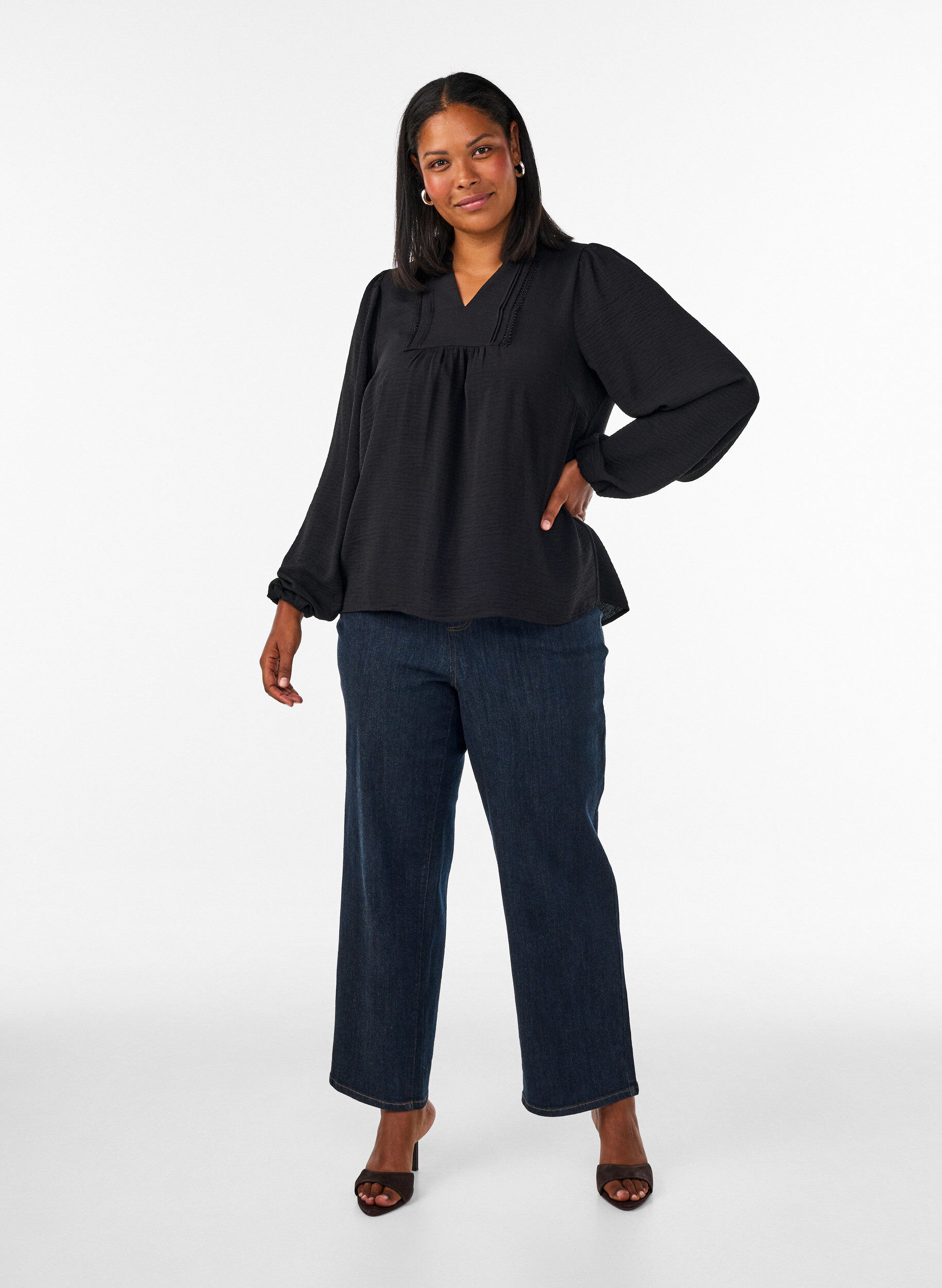 ZizziBluse med V-hals og heklet b&aring;nd, Svart, Model image number 1