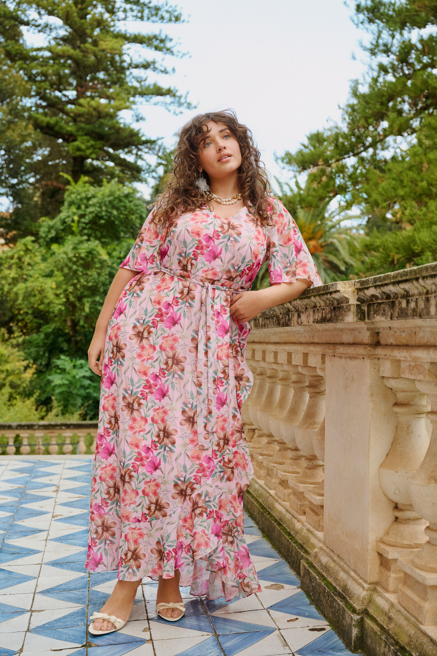 Blomstret kjole med V-hals, , Model