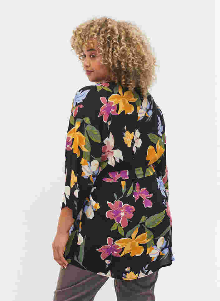 Blomstrete kimono i viskose, Big Flower AOP, Model