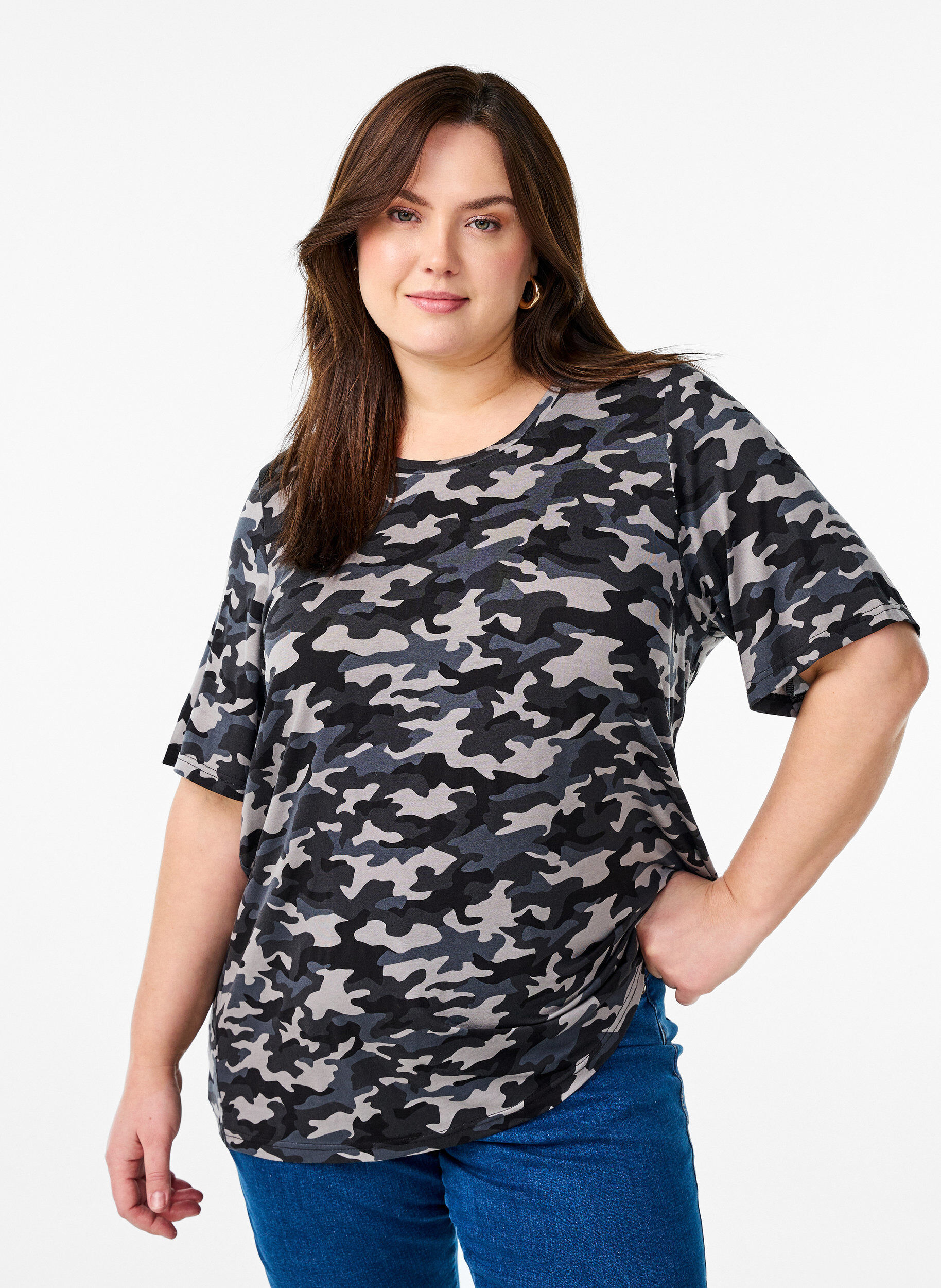T-skjorte med TENCEL&trade; Lyocell og kamuflasjetrykk, Gr&aring;, Model