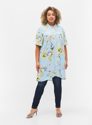 Lang skjorte i viskose med blomstermønster, Light Blue AOP, Model image number 2