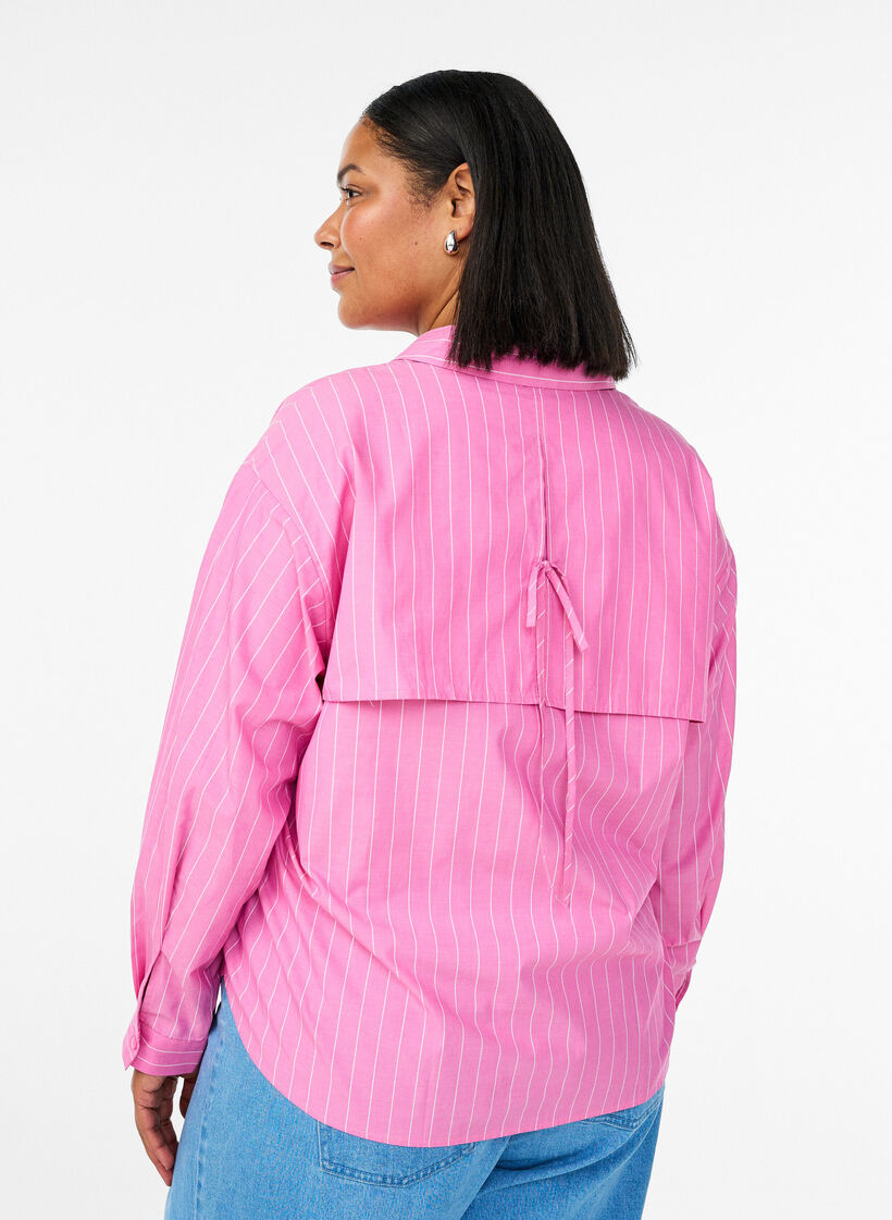 Bluse med smale striper og knytedetalj på ryggen, Rosa, Model
