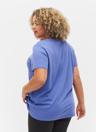 Zizzi T-skjorte til trening med trykk, Very Peri A.C.T.V, Model image number 1