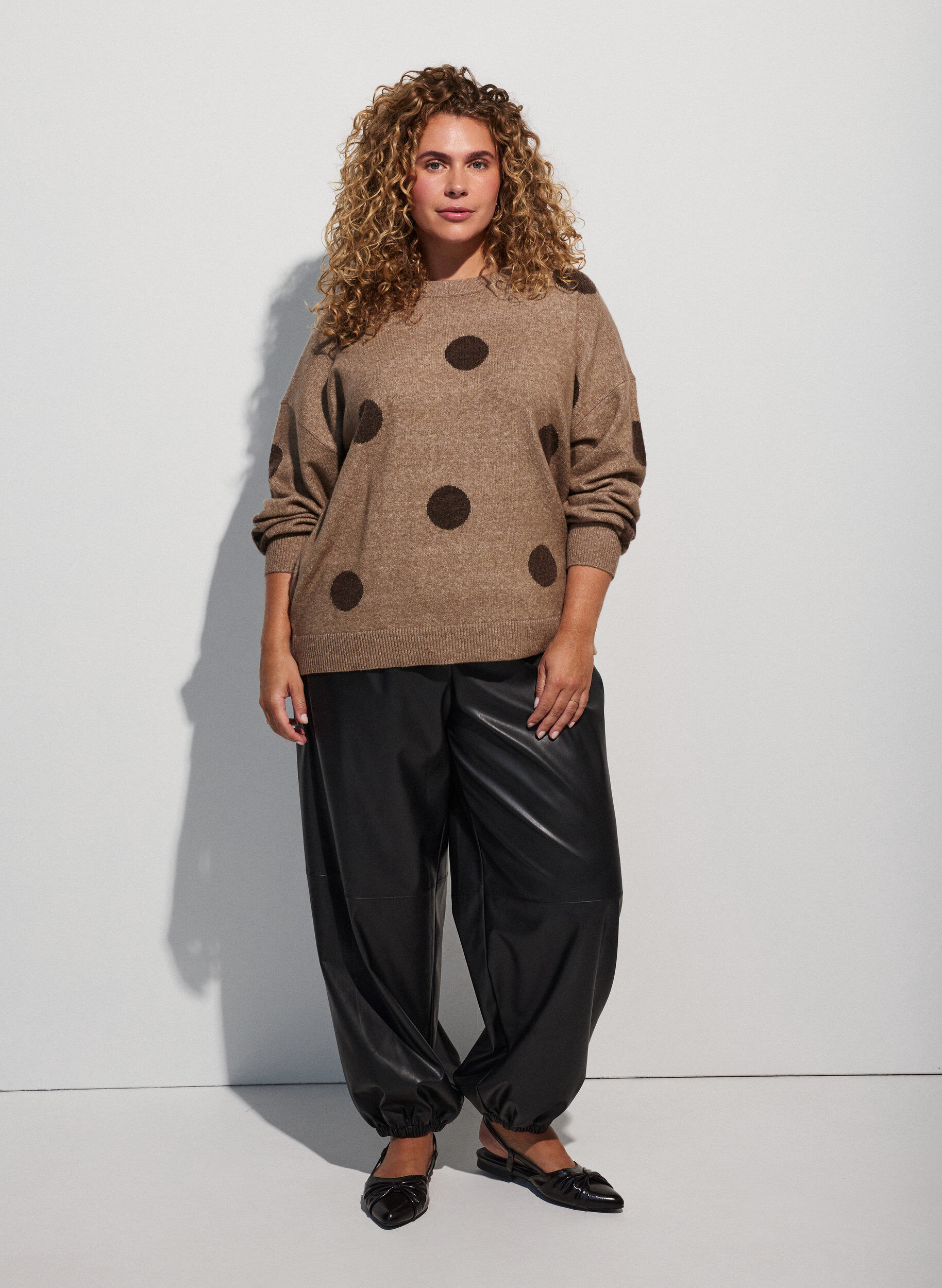 ZizziStrikkebluse med prikket m&oslash;nster, Brun, Model image number 1