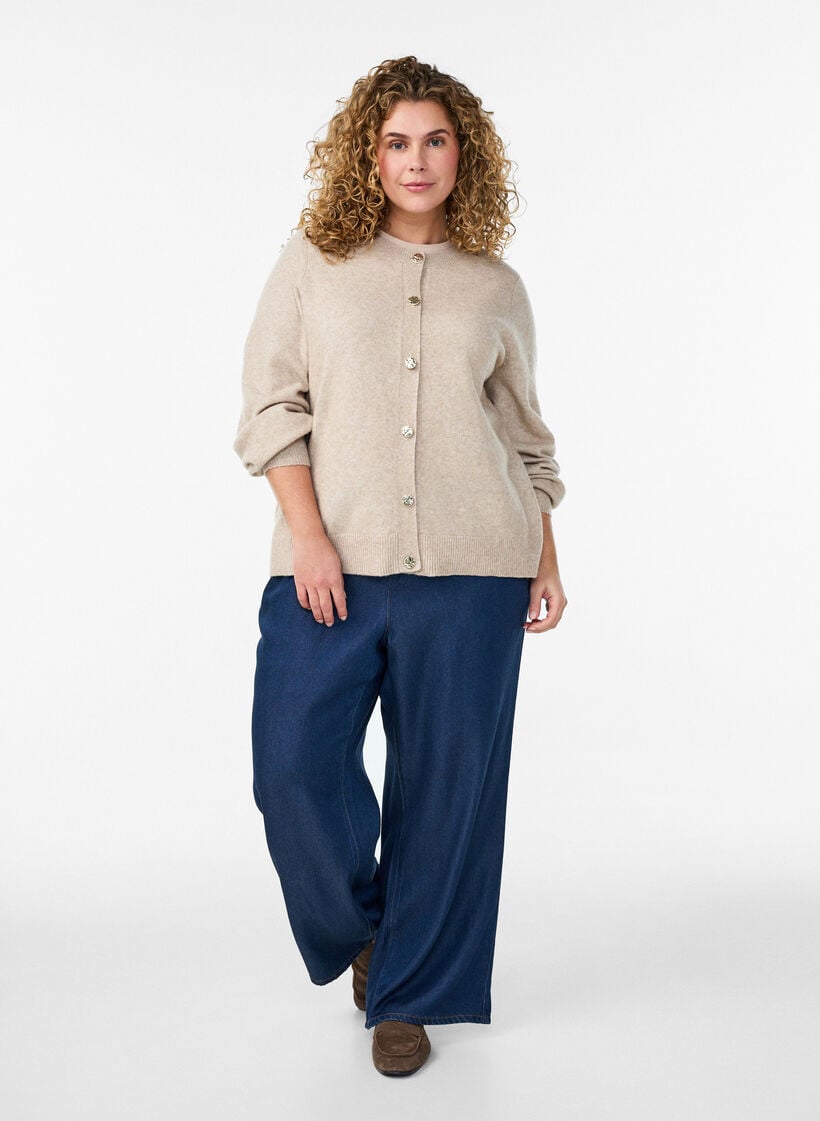Cardigan i myk strikk med gullfargede knapper, Beige, Model image number 1