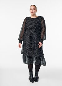Midikjole i chiffon med prikkete mønster, Svart Midikjole i chiffon med prikkete mønster, Svart, Model