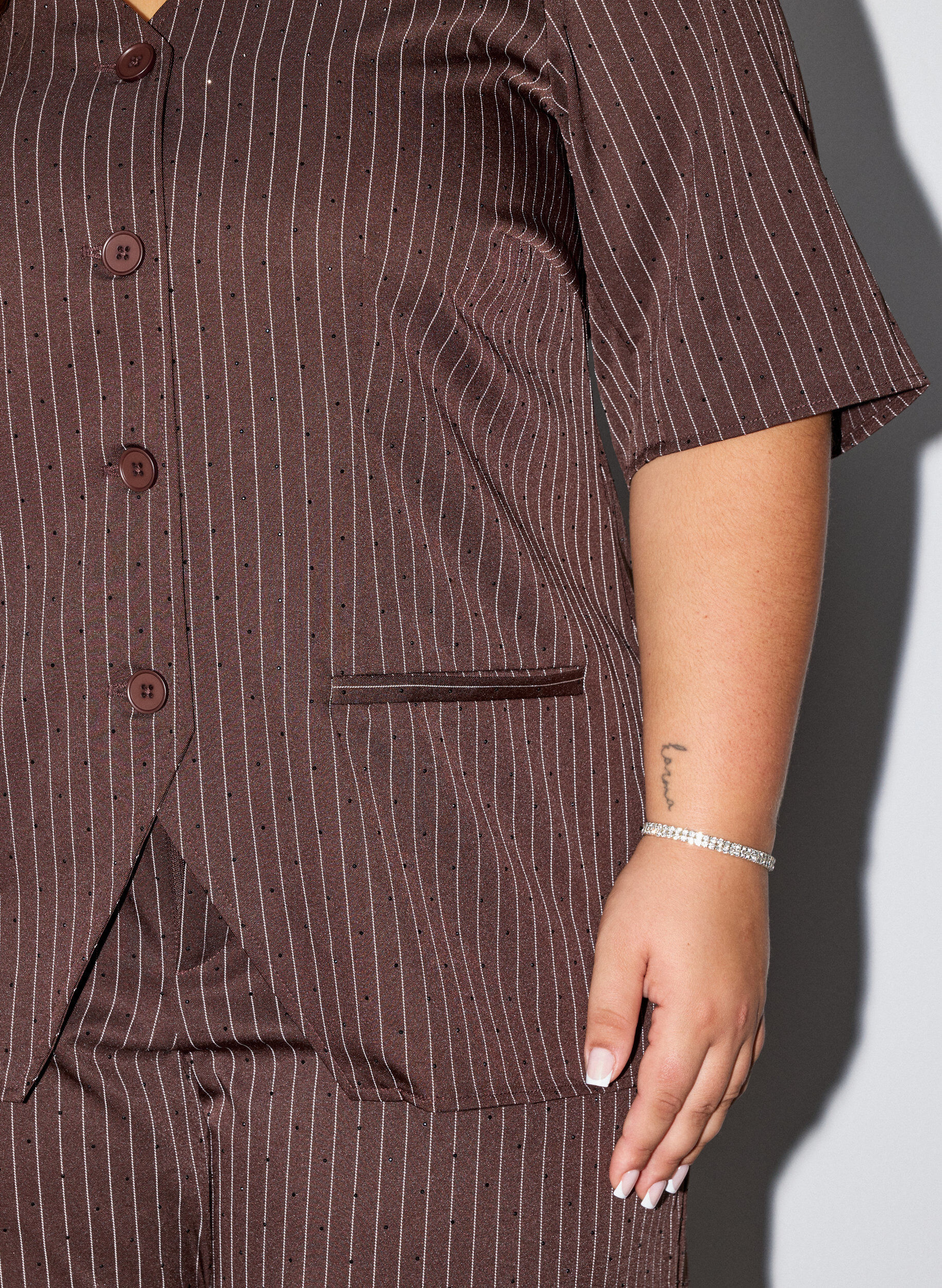ZizziN&aring;lestripet bluse med rhinsteiner og knapper, Brun, Model image number 3