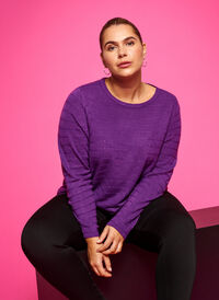 Strukturmønstret strikkegenser med rund hals, Amaranth Purple, Model