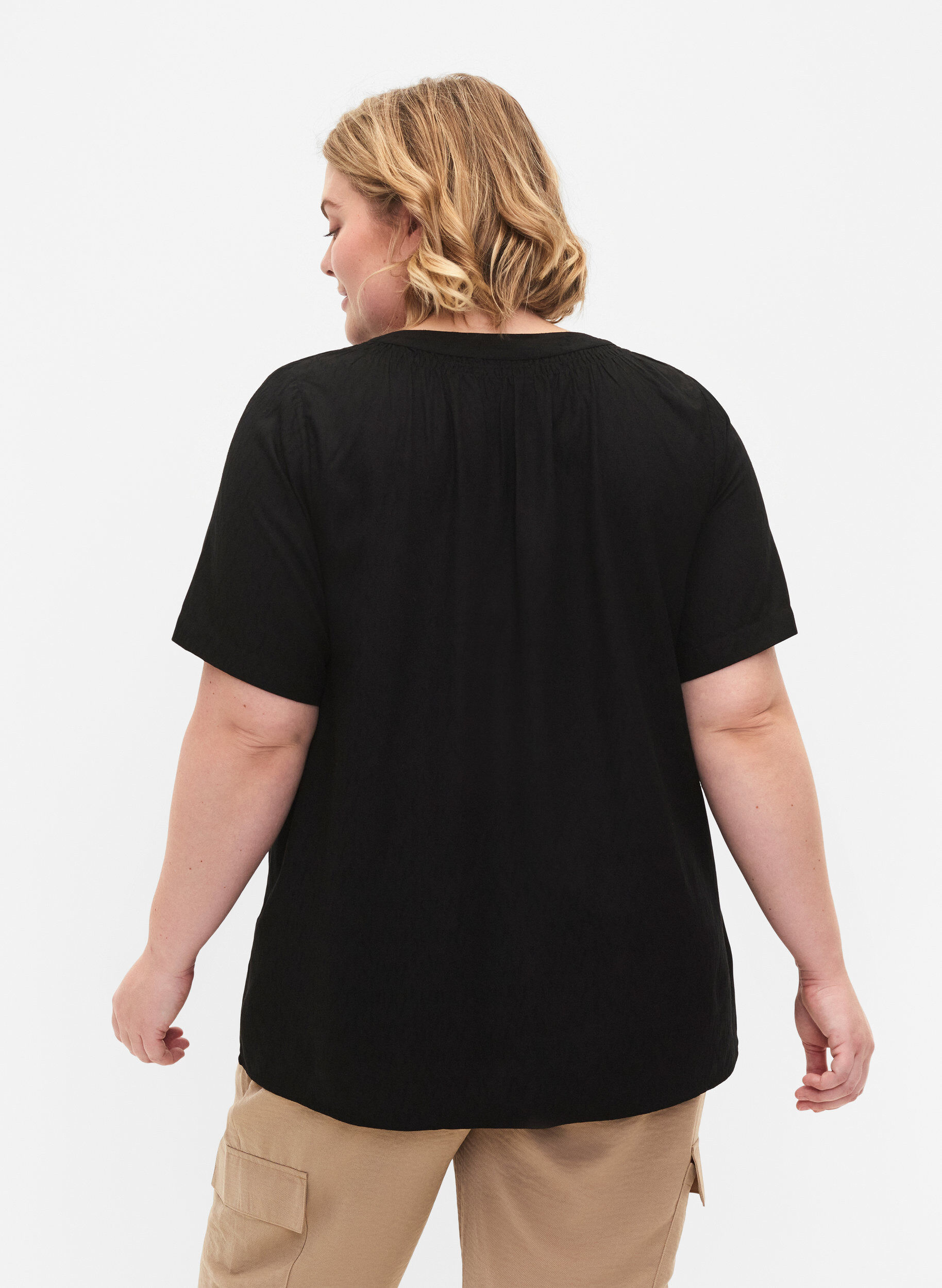 Zizzi Kortermet bluse i viskose med V-hals, Black, Model image number 1