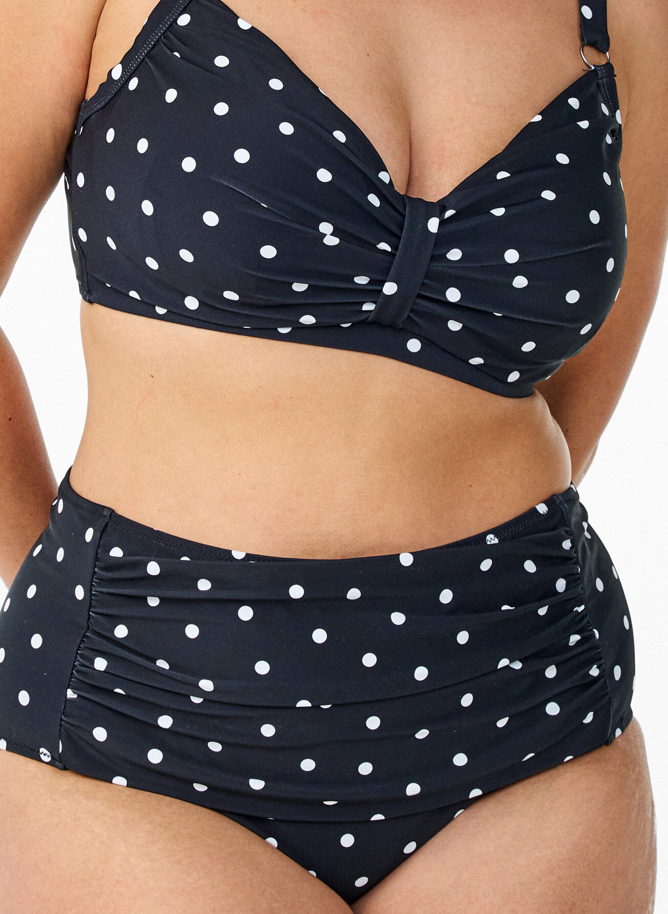 ZizziH&oslash;ytlivs bikinitruse med polkaprikker, Svart, Packshot image number 2