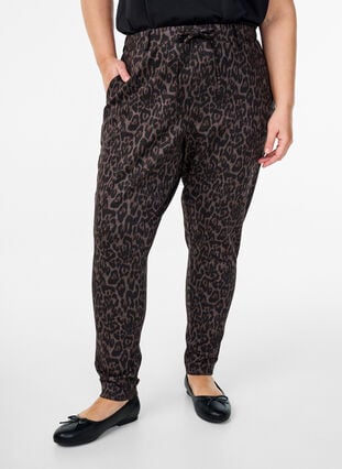 Zizzi Cropped bukser med leopardmønster, Brun, Model image number 2