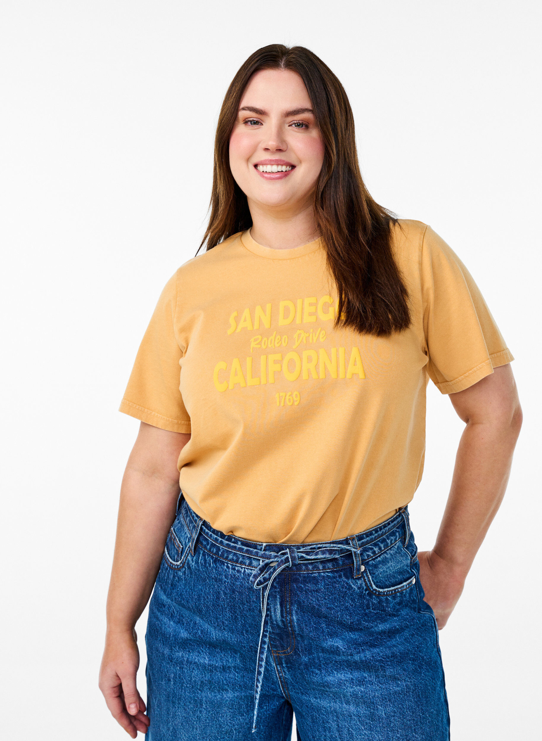 T-skjorte i &oslash;kologisk bomull med et kult trykk, Gul, Model