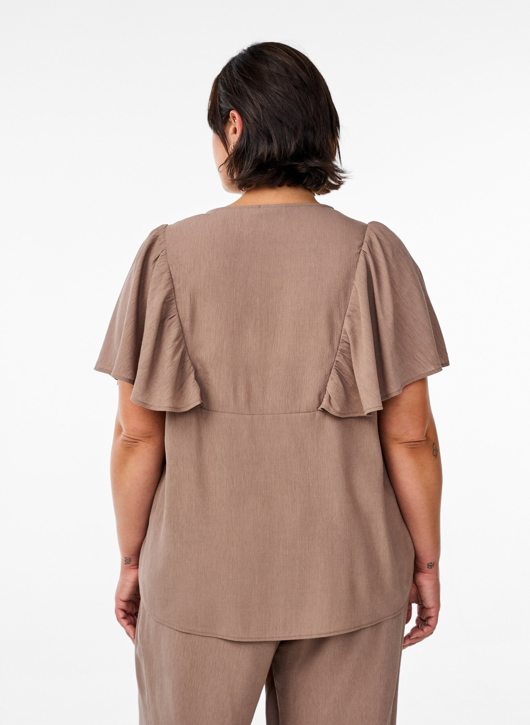 Zizzi Bluse med korte volangermer, Brun, Model image number 2