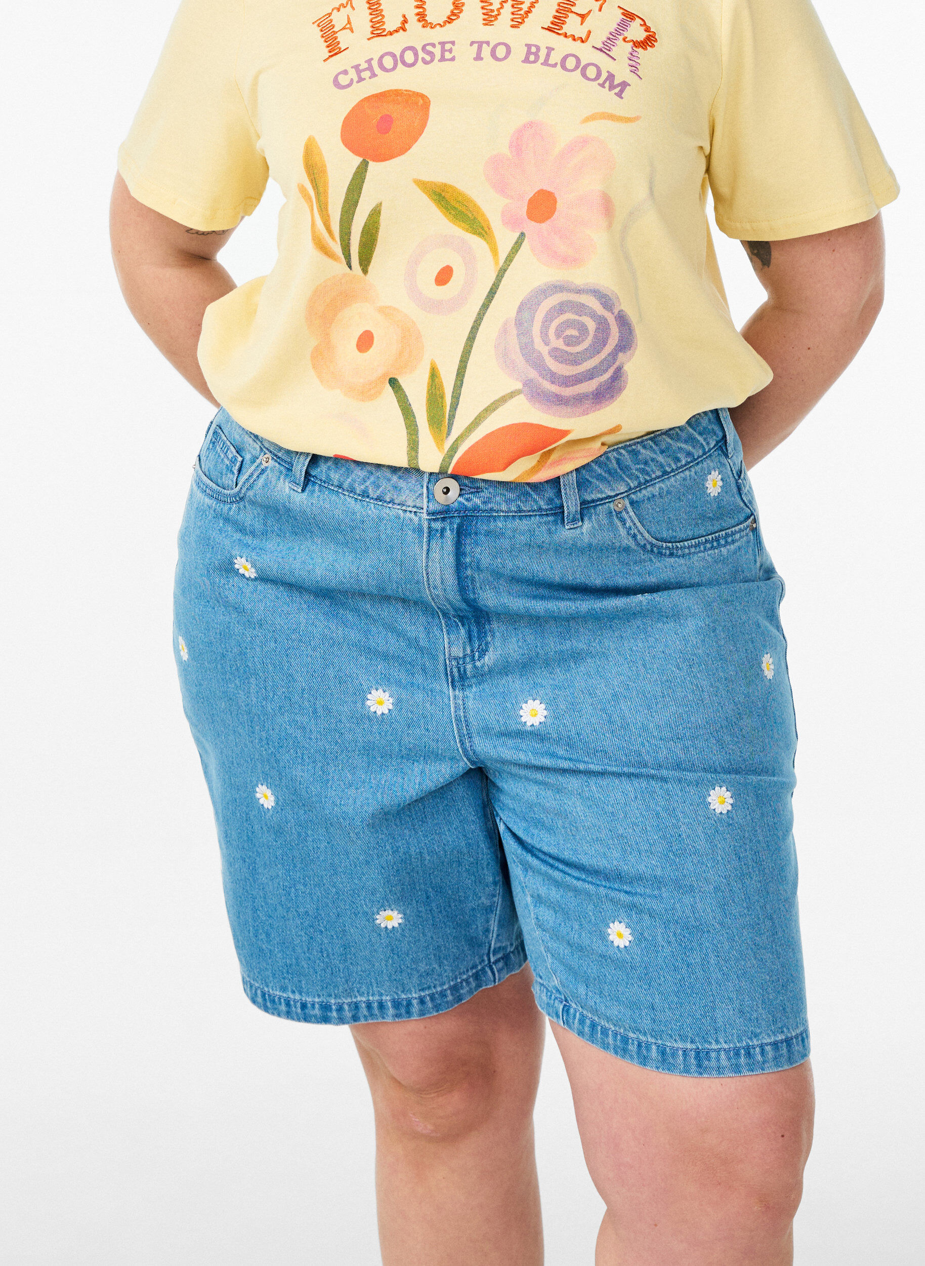 Zizzi H&oslash;ymidjede denimshorts med blomsterbroderi, Bl&aring;, Model image number 3
