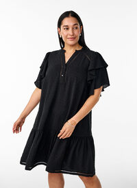 Kort kjole med rysjermer og prikkete tekstur, Black Kort kjole med rysjermer og prikkete tekstur, Black, Model