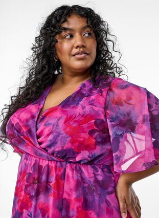 Zizzi Lang chiffonkjole med blomstertrykk og korte ermer, Rød, Model image number 2
