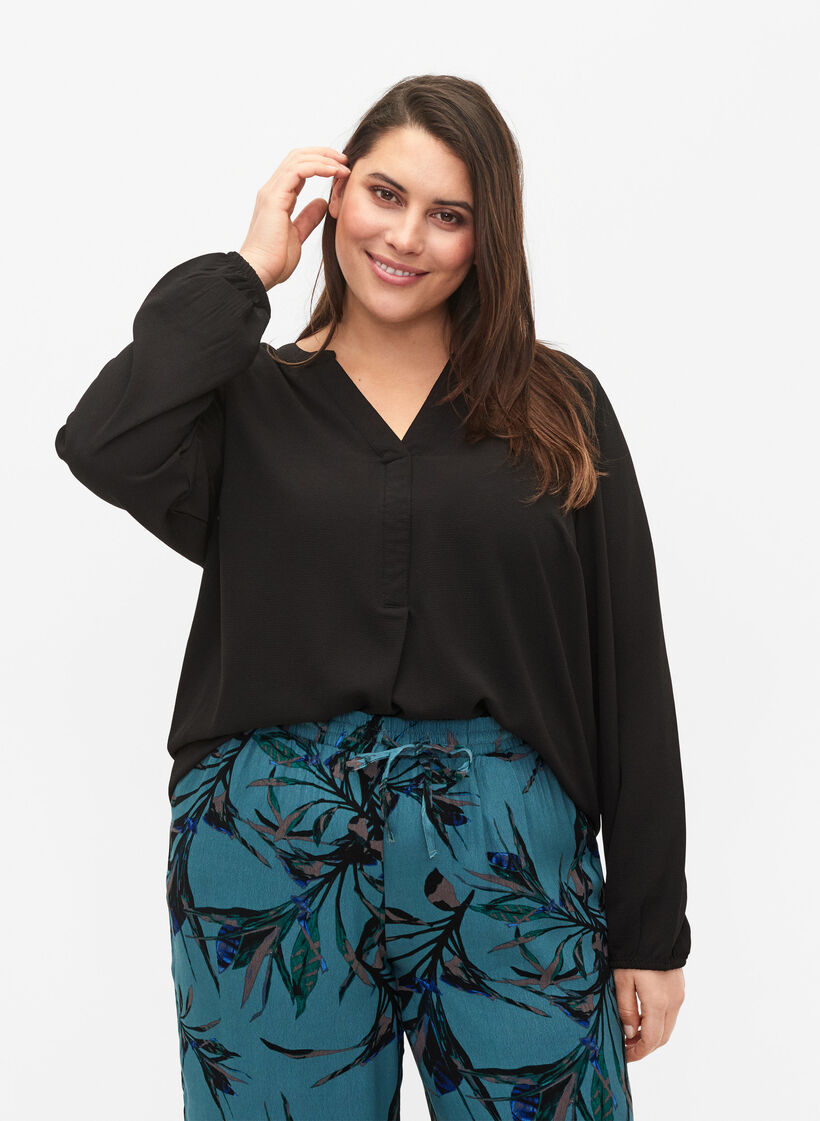Ensfarget bluse med V-hals, Black, Model image number 0