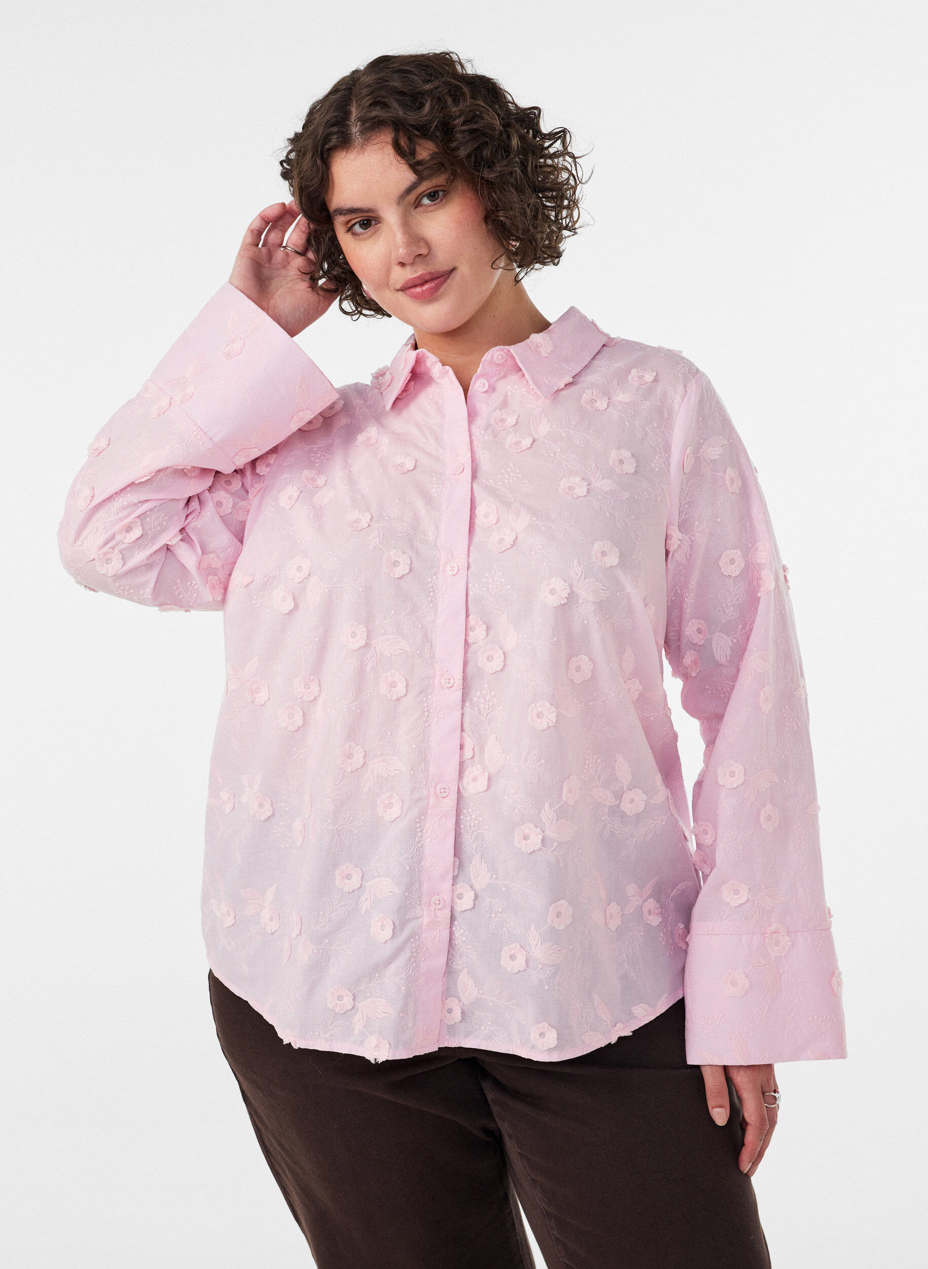 Skjorte med blomsterbroderi og vide ermer, Rosa, Model