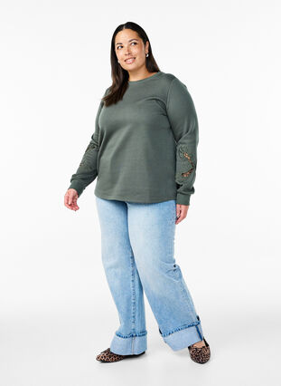 Zizzi Genser med broderte utskjæringer, Thyme, Model image number 2