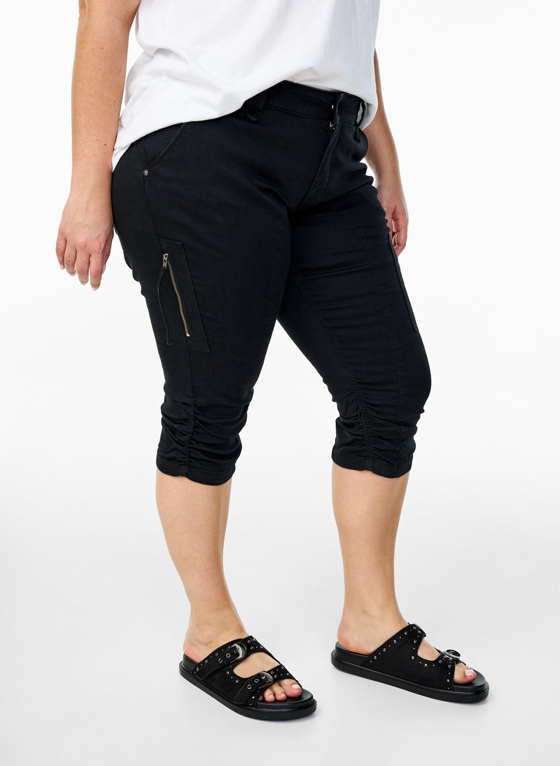 ZizziSlim-fit capri-jeans med lommer, Svart, Model image number 2