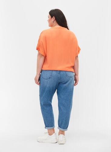 Mille mom fit jeans med colorblock, Blue Denim Comb, Model image number 1