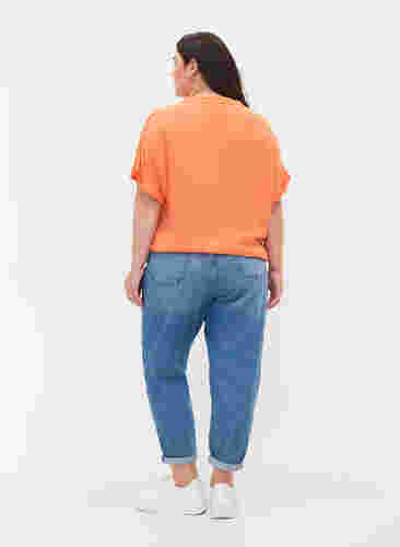 Mille mom fit jeans med colorblock, Blue Denim Comb, Model image number 1