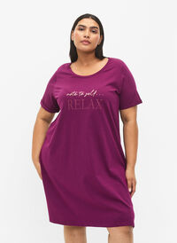Kortærmet nattkjole i økologisk bomull, Dark Purple Relax, Model