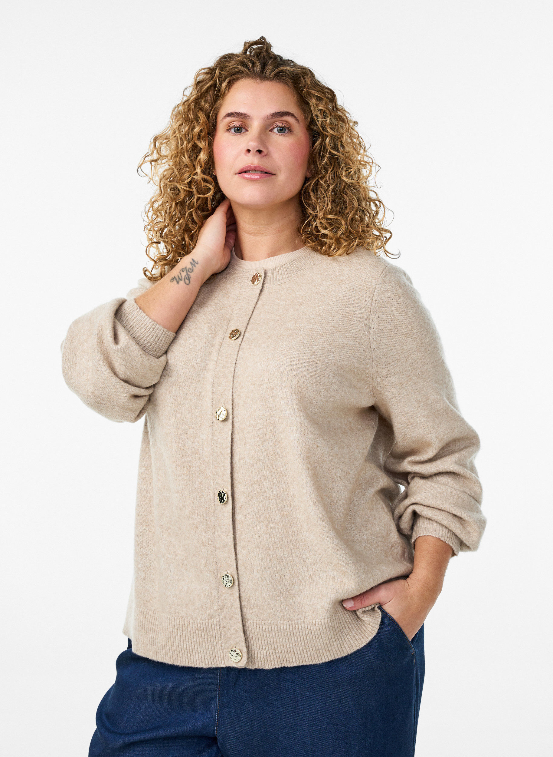 Cardigan i myk strikk med gullfargede knapper, Beige, Model