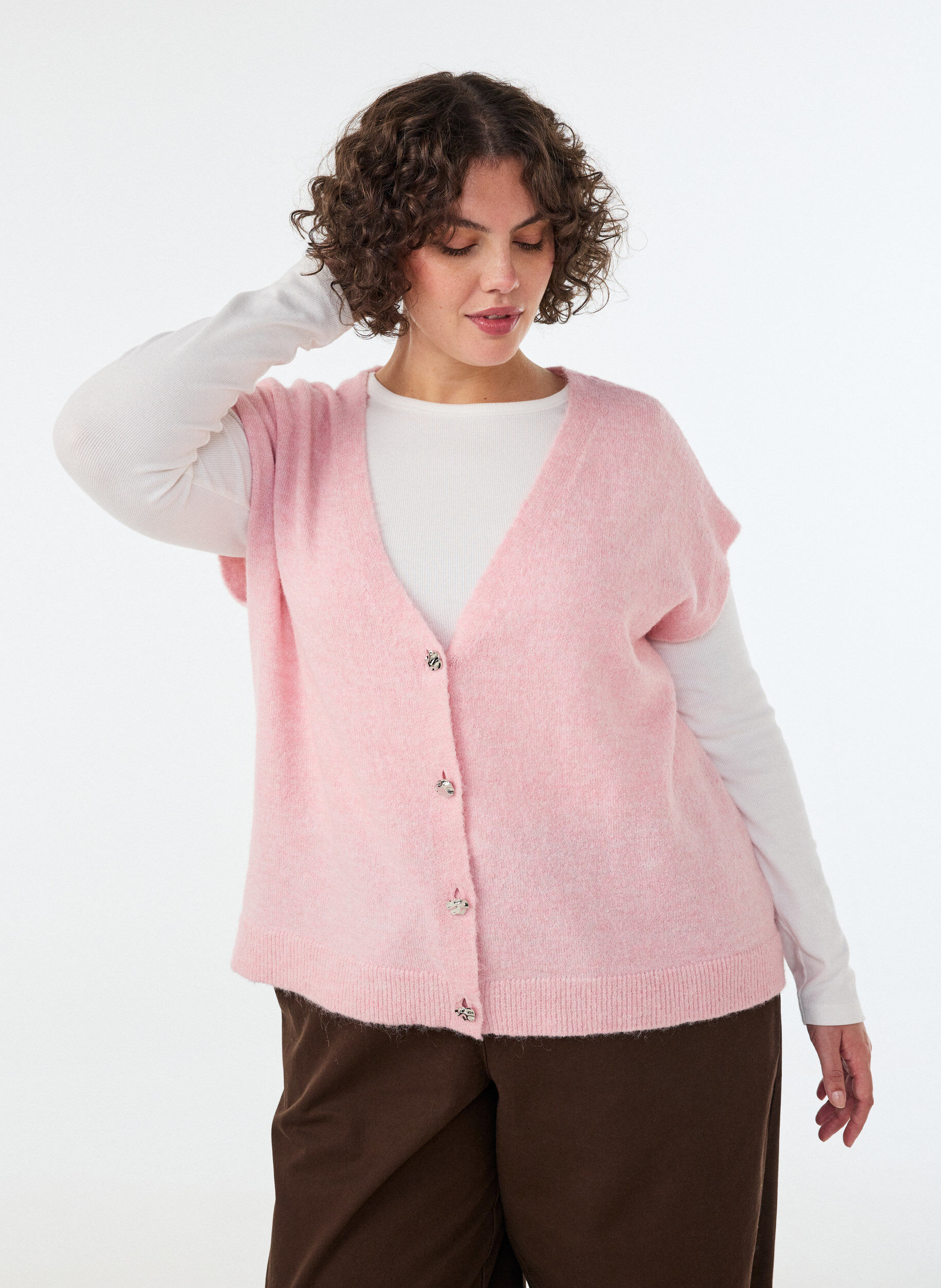 Strikkevest med V-hals og dekorative knapper, Rosa, Model