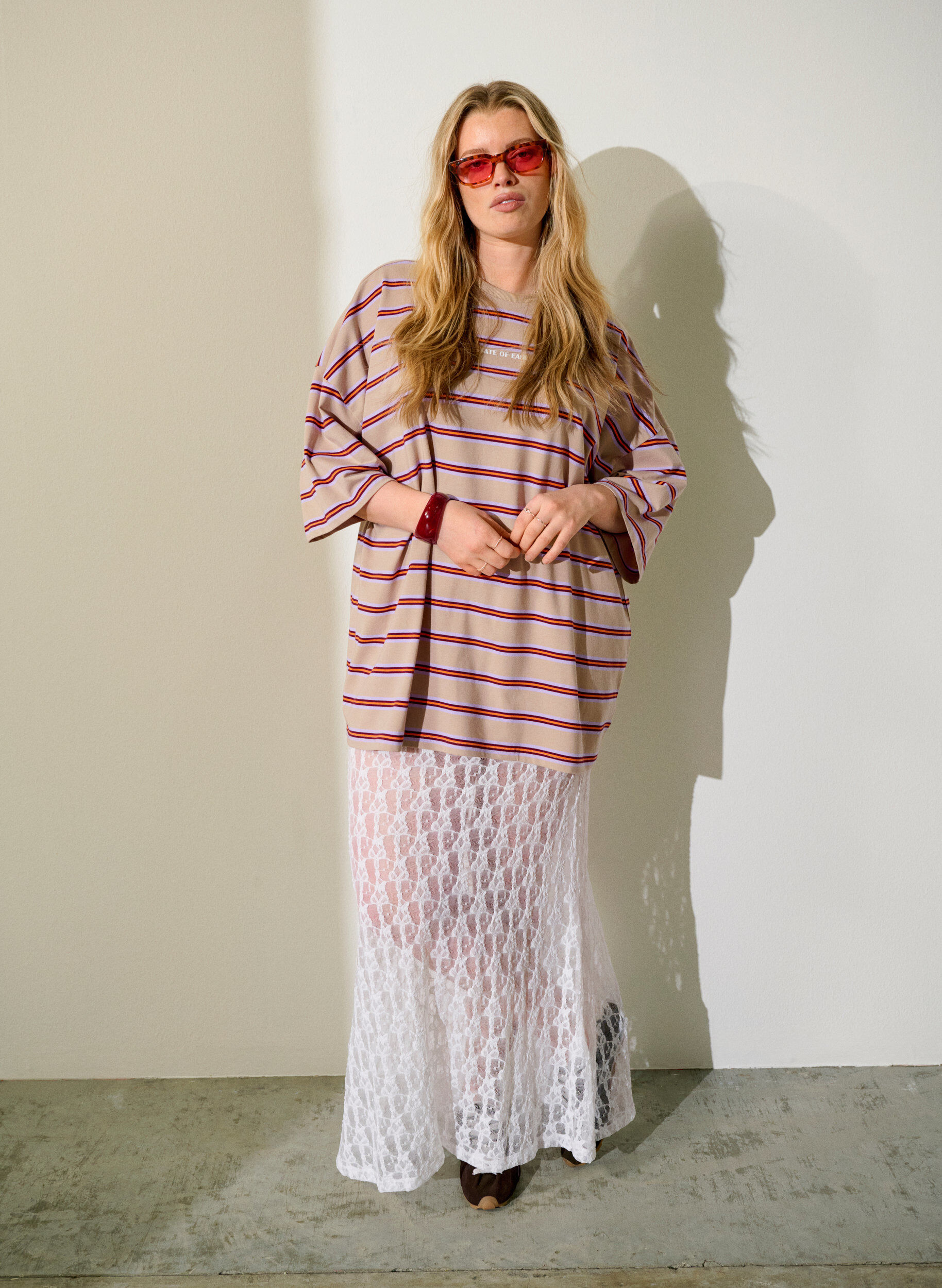 Langt gjennomsiktig skj&oslash;rt med blonder