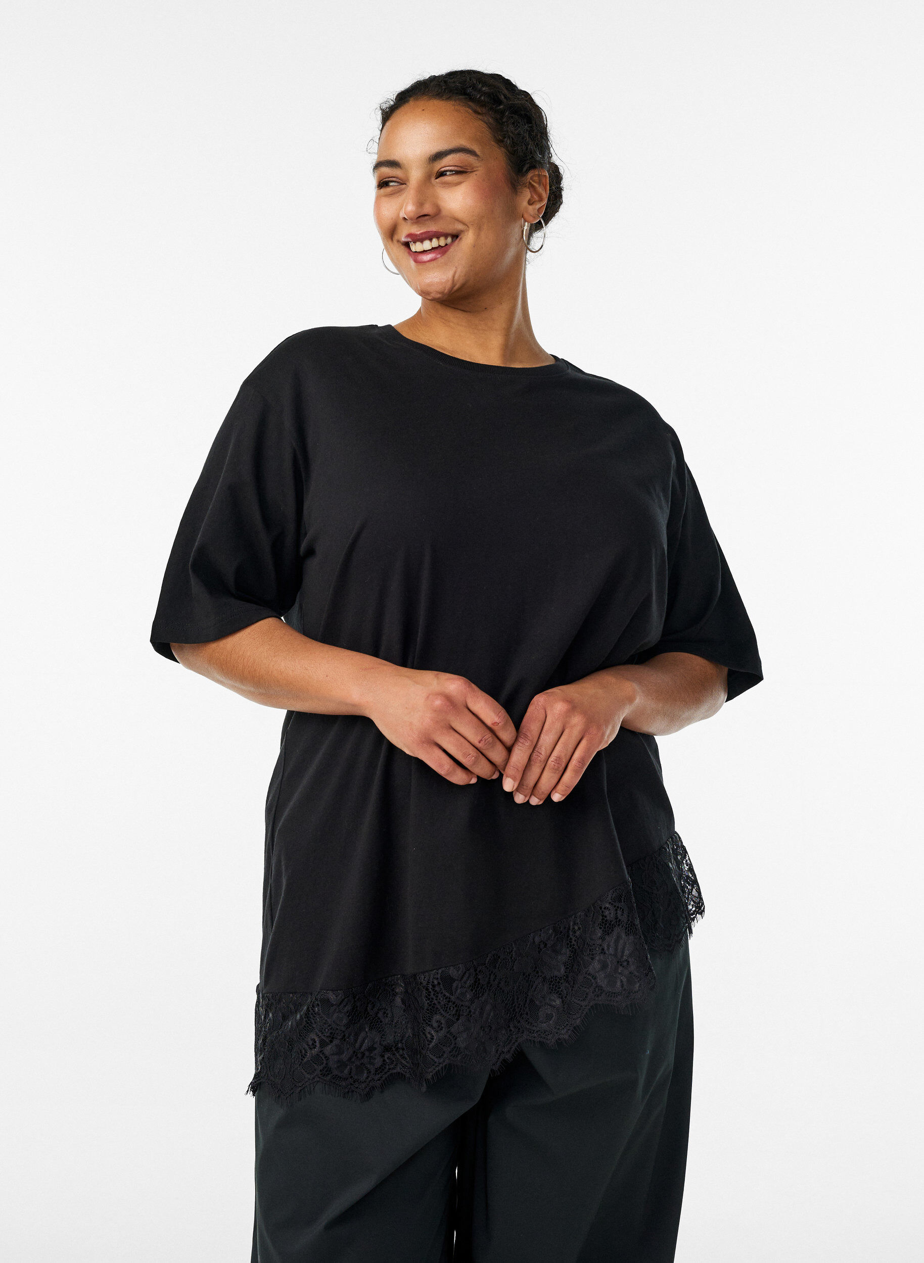 T-skjorte med asymmetrisk blondekant, Svart, Model