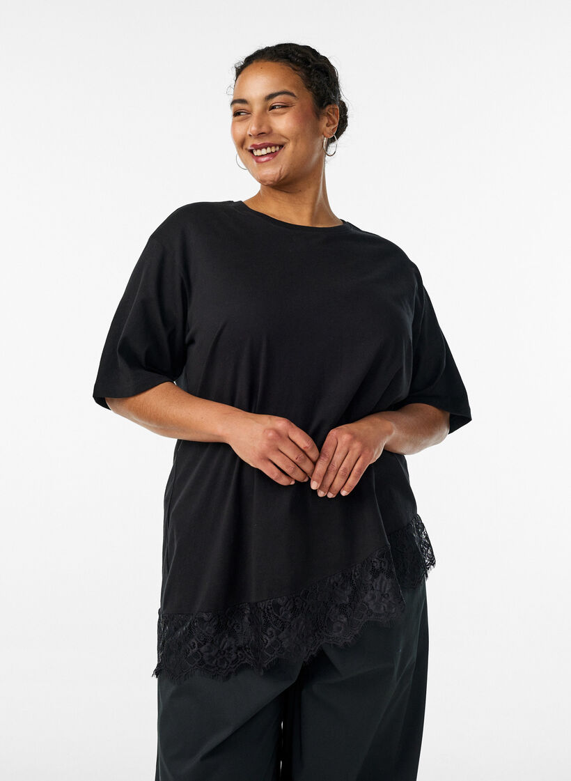 T-skjorte med asymmetrisk blondekant, Svart, Model image number 0