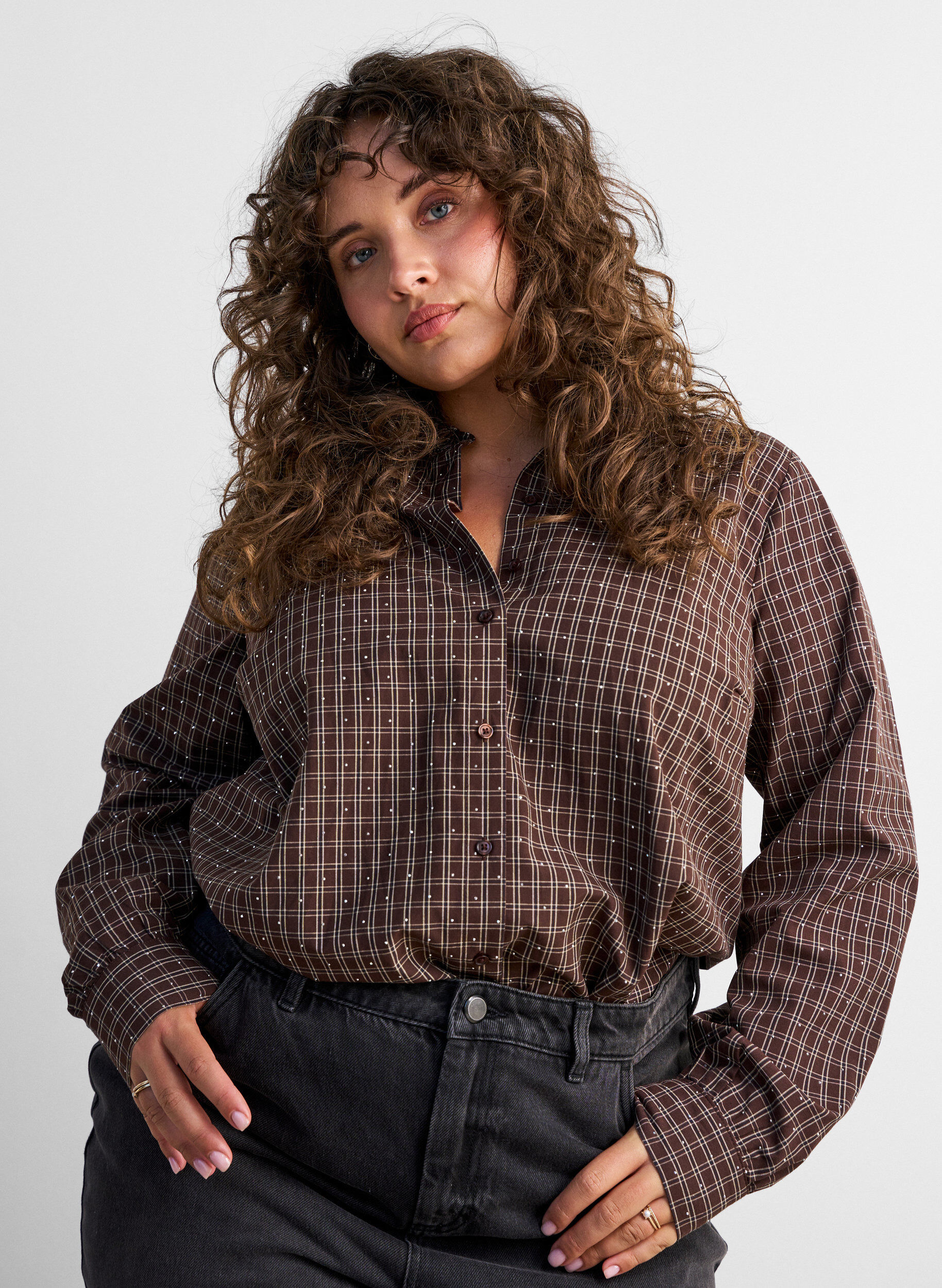 Rutete skjorte med rhinesteiner, Brun, Model
