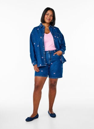 Zizzi Denimskjorte med broderte jordbær, Blå, Model image number 1
