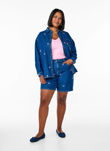 Zizzi Denimskjorte med broderte blomster, Blå, Model image number 1