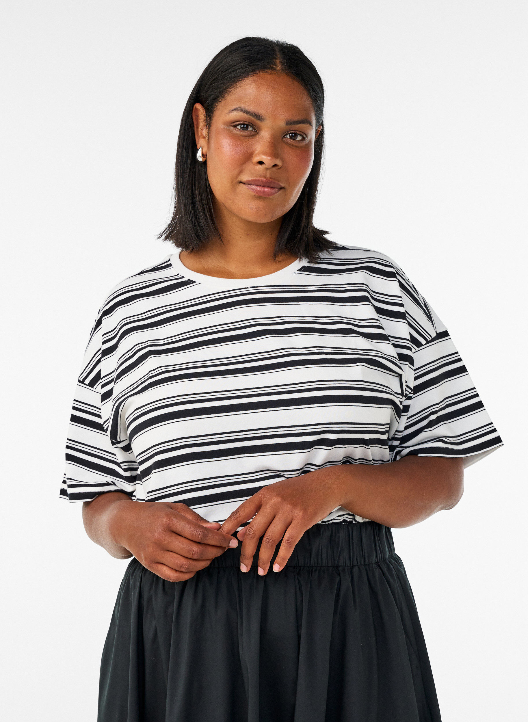 ZizziBoxy T-skjorte med stripete m&oslash;nster, Svart, Model image number 0