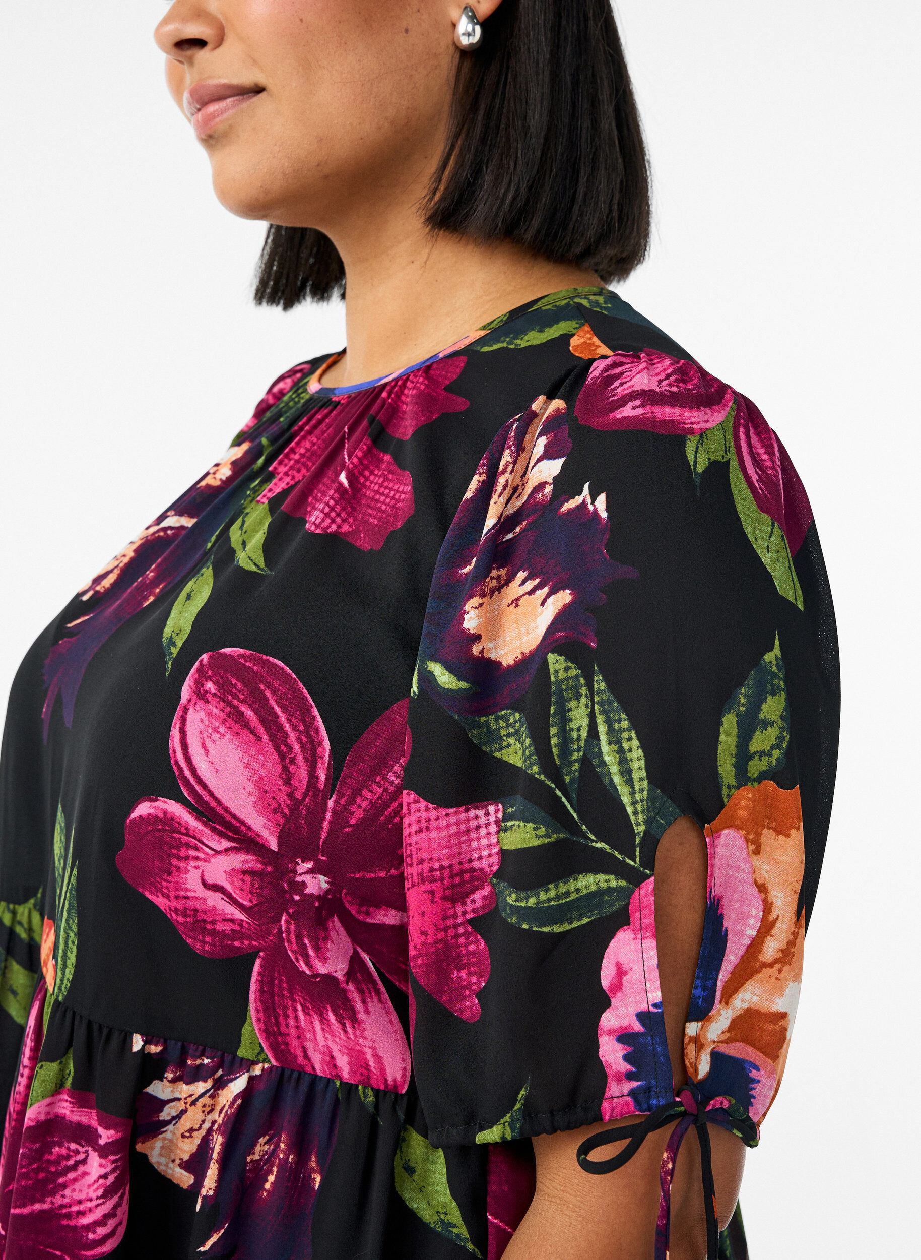 Zizzi Bluse med blomstertrykk og peplum, Svart, Model image number 3