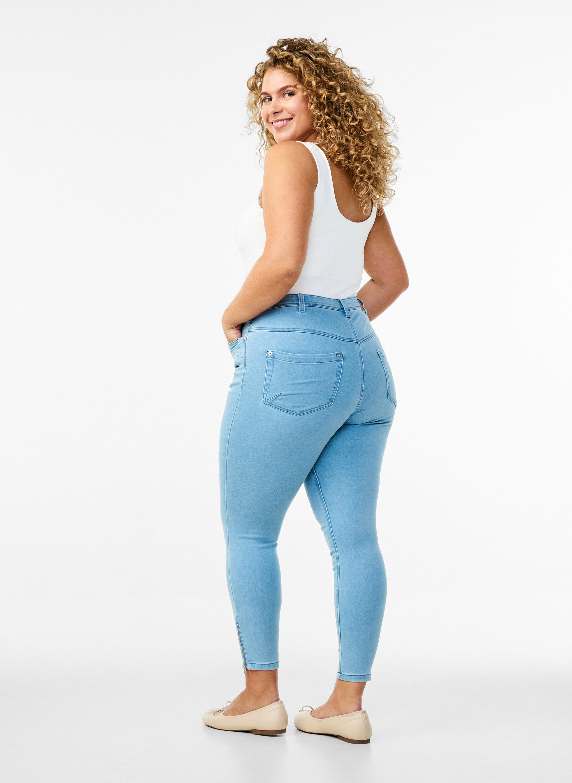Zizzi Cropped Amy jeans med glidel&aring;sdetaljer, Bl&aring;, Model image number 1