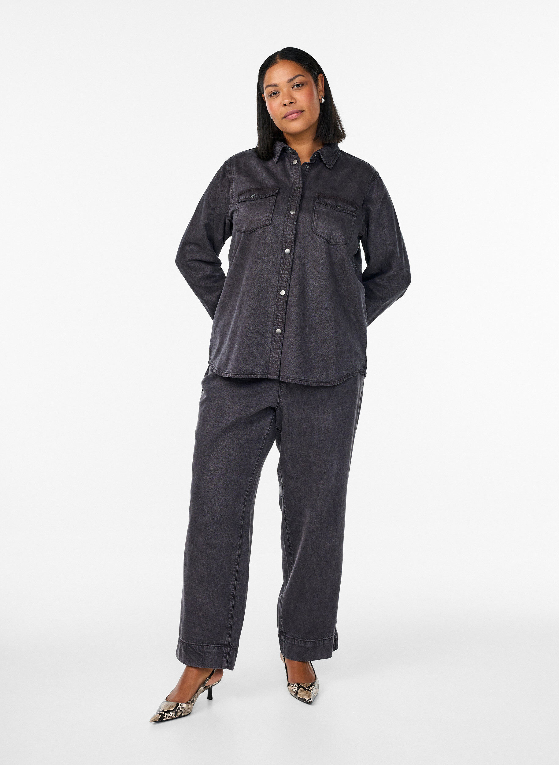 Zizzi Denimskjorte med brystlommer, Gr&aring;, Model image number 1