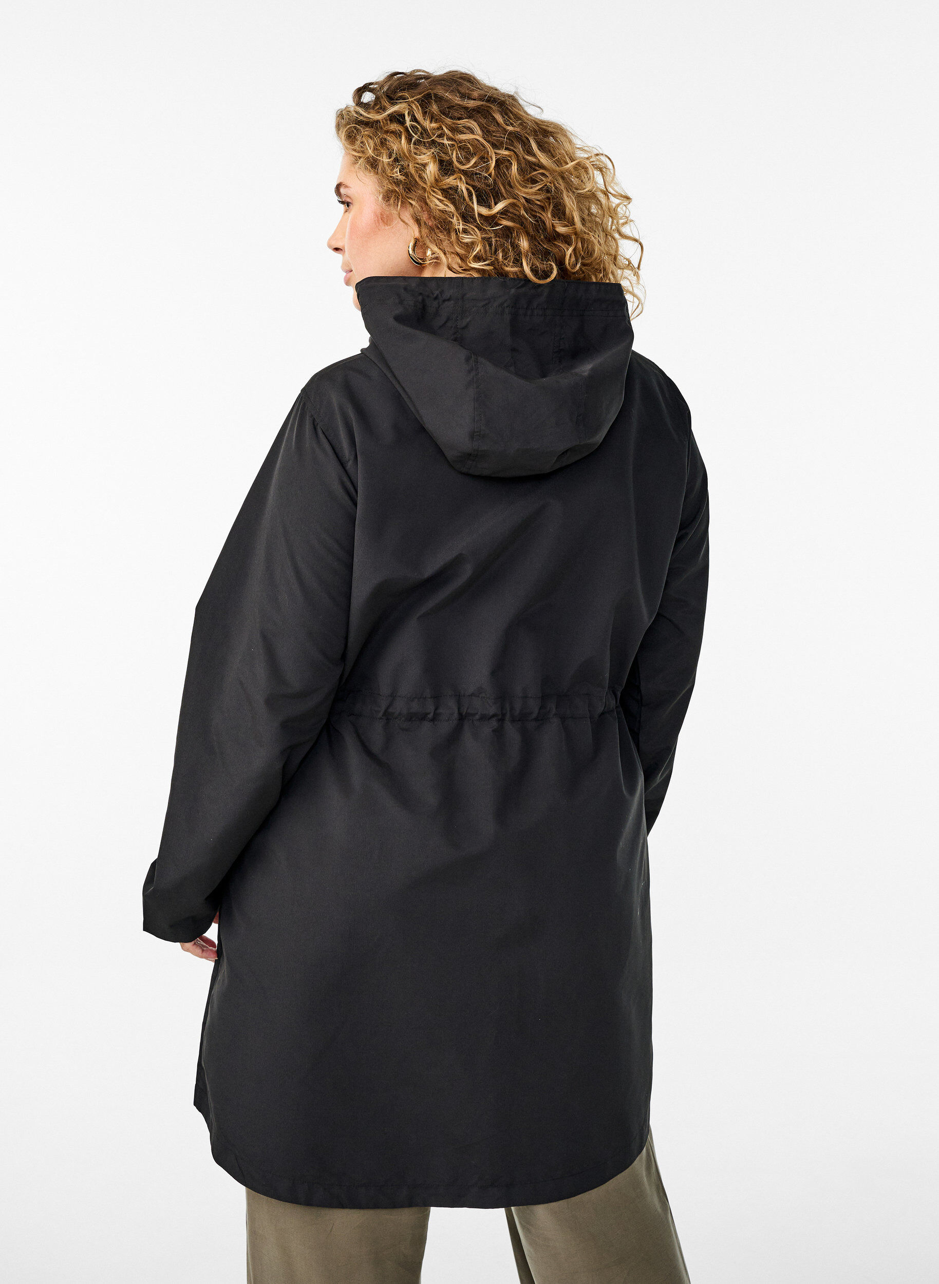 Zizzi FLASH - Vannavst&oslash;tende parkas med hette, Svart, Model image number 2