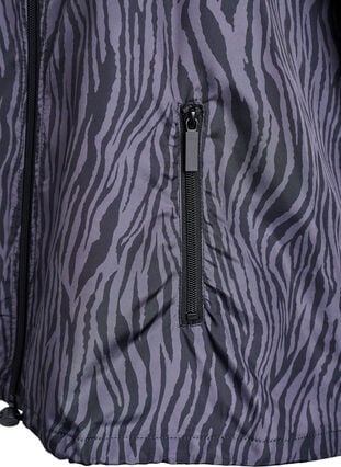 Zizzi Løpejakke med høy hals og justerbar fold, Grey Zebra AOP, Packshot image number 3