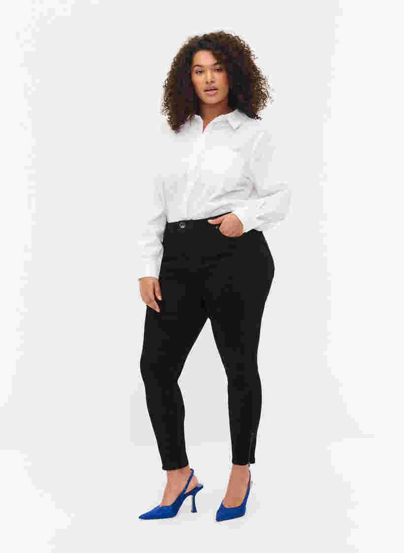 Cropped Amy jeans med glidelås, Black denim, Model
