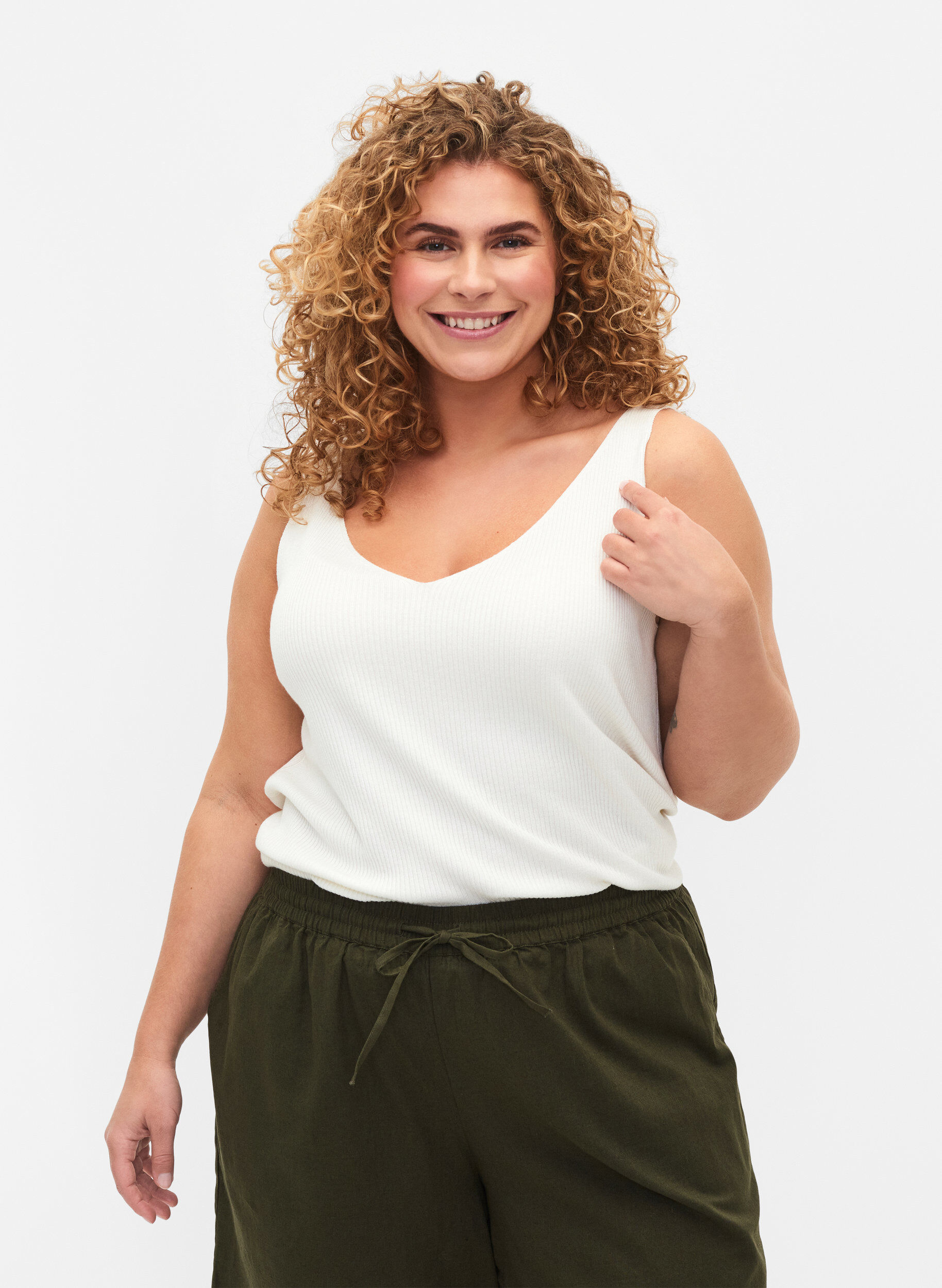 Strikket topp med V-utskj&aelig;ring, Cloud Dancer, Model